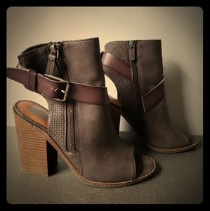 Double sided zipper open toe boots